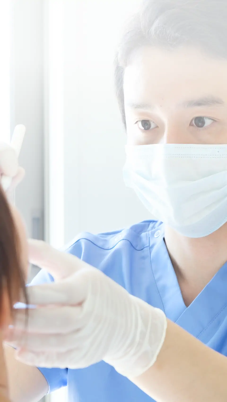 院長が施術する様子