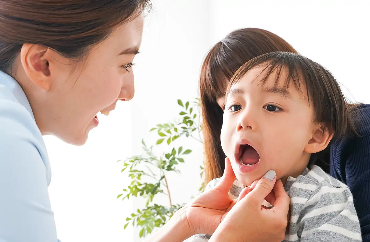 歯科医師が診察をしている様子