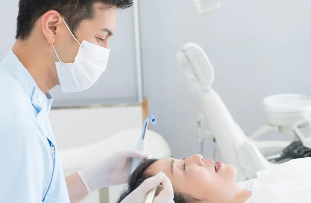 歯科医師が診察をしている様子