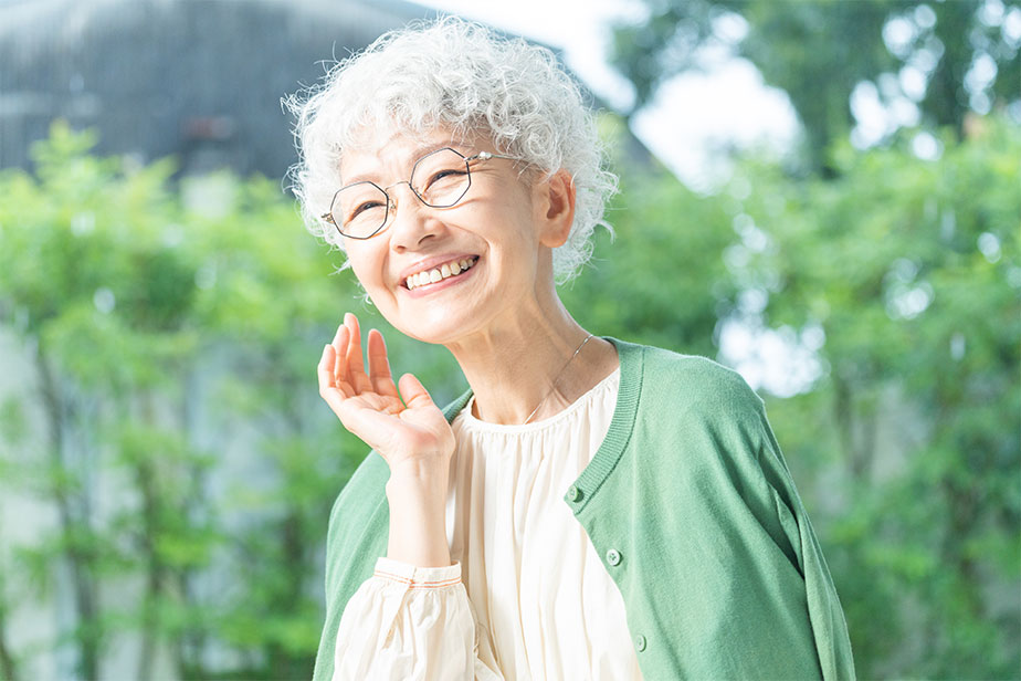 入れ歯で喜んでいる女性